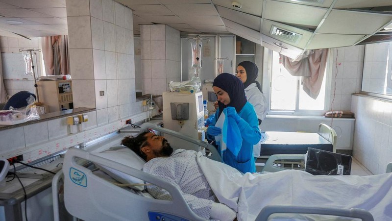 Serangan udara Israel menghantam Rumah Sakit Jabal Amel di Kota Tyre, Lebanon pada Senin (1/6/2026). Foto-foto memperlihatkan suasana mencekam, dengan kerusakan pada rumah sakit serta jendela-jendela yang hancur akibat ledakan. (REUTERS/Aziz Taher)