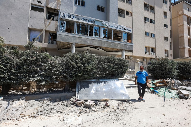 Serangan udara Israel menghantam Rumah Sakit Jabal Amel di Kota Tyre, Lebanon pada Senin (1/6/2026). Foto-foto memperlihatkan suasana mencekam, dengan kerusakan pada rumah sakit serta jendela-jendela yang hancur akibat ledakan. (REUTERS/Aziz Taher)
