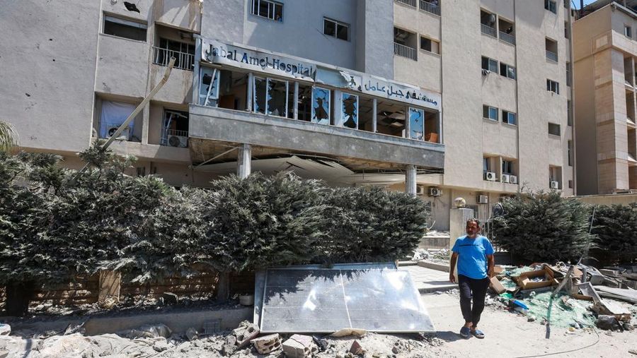 Serangan udara Israel menghantam Rumah Sakit Jabal Amel di Kota Tyre, Lebanon pada Senin (1/6/2026). Foto-foto memperlihatkan suasana mencekam, dengan kerusakan pada rumah sakit serta jendela-jendela yang hancur akibat ledakan. (REUTERS/Aziz Taher)
