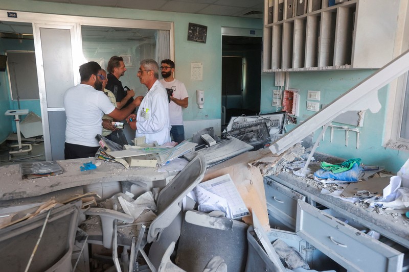 Serangan udara Israel menghantam Rumah Sakit Jabal Amel di Kota Tyre, Lebanon pada Senin (1/6/2026). Foto-foto memperlihatkan suasana mencekam, dengan kerusakan pada rumah sakit serta jendela-jendela yang hancur akibat ledakan. (REUTERS/Aziz Taher)