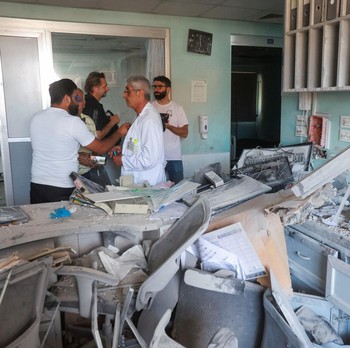 Serangan udara Israel menghantam Rumah Sakit Jabal Amel di Kota Tyre, Lebanon pada Senin (1/6/2026). Foto-foto memperlihatkan suasana mencekam, dengan kerusakan pada rumah sakit serta jendela-jendela yang hancur akibat ledakan. (REUTERS/Aziz Taher)