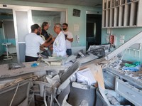 Serangan udara Israel menghantam Rumah Sakit Jabal Amel di Kota Tyre, Lebanon pada Senin (1/6/2026). Foto-foto memperlihatkan suasana mencekam, dengan kerusakan pada rumah sakit serta jendela-jendela yang hancur akibat ledakan. (REUTERS/Aziz Taher)