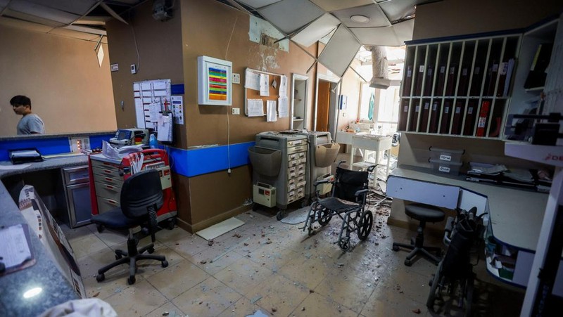 Serangan udara Israel menghantam Rumah Sakit Jabal Amel di Kota Tyre, Lebanon pada Senin (1/6/2026). Foto-foto memperlihatkan suasana mencekam, dengan kerusakan pada rumah sakit serta jendela-jendela yang hancur akibat ledakan. (REUTERS/Aziz Taher)