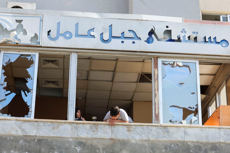 Serangan udara Israel menghantam Rumah Sakit Jabal Amel di Kota Tyre, Lebanon pada Senin (1/6/2026). Foto-foto memperlihatkan suasana mencekam, dengan kerusakan pada rumah sakit serta jendela-jendela yang hancur akibat ledakan. (REUTERS/Aziz Taher)
