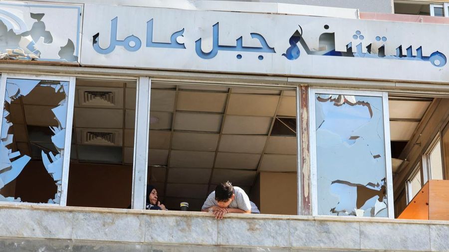Serangan udara Israel menghantam Rumah Sakit Jabal Amel di Kota Tyre, Lebanon pada Senin (1/6/2026). Foto-foto memperlihatkan suasana mencekam, dengan kerusakan pada rumah sakit serta jendela-jendela yang hancur akibat ledakan. (REUTERS/Aziz Taher)