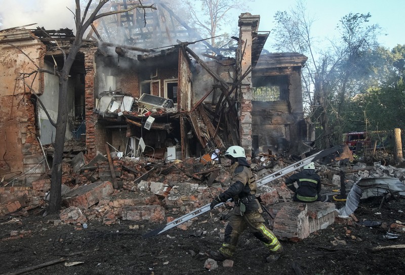 Suasana lokasi serangan pesawat tak berawak dan rudal Rusia, di tengah serangan Rusia terhadap Ukraina, di Dnipro, Ukraina, Selasa (2/6/2026). (REUTERS/Stringer)