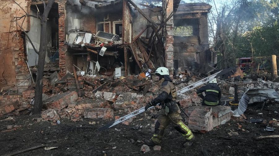 Suasana lokasi serangan pesawat tak berawak dan rudal Rusia, di tengah serangan Rusia terhadap Ukraina, di Dnipro, Ukraina, Selasa (2/6/2026). (REUTERS/Stringer)
