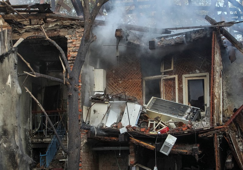 Suasana lokasi serangan pesawat tak berawak dan rudal Rusia, di tengah serangan Rusia terhadap Ukraina, di Dnipro, Ukraina, Selasa (2/6/2026). (REUTERS/Stringer)
