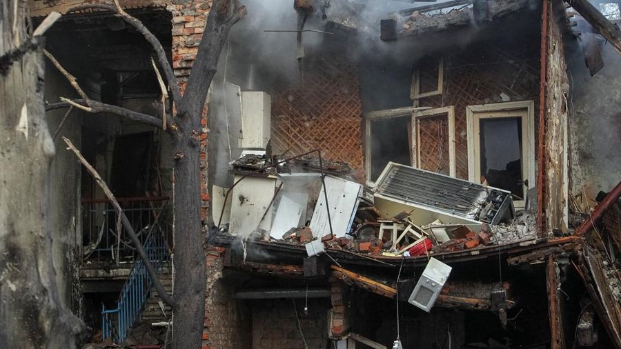 Suasana lokasi serangan pesawat tak berawak dan rudal Rusia, di tengah serangan Rusia terhadap Ukraina, di Dnipro, Ukraina, Selasa (2/6/2026). (REUTERS/Stringer)