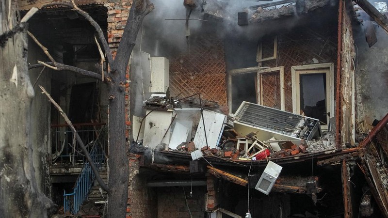 Suasana lokasi serangan pesawat tak berawak dan rudal Rusia, di tengah serangan Rusia terhadap Ukraina, di Dnipro, Ukraina, Selasa (2/6/2026). (REUTERS/Stringer)