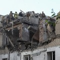 Suasana lokasi serangan pesawat tak berawak dan rudal Rusia, di tengah serangan Rusia terhadap Ukraina, di Dnipro, Ukraina, Selasa (2/6/2026). (REUTERS/Stringer)