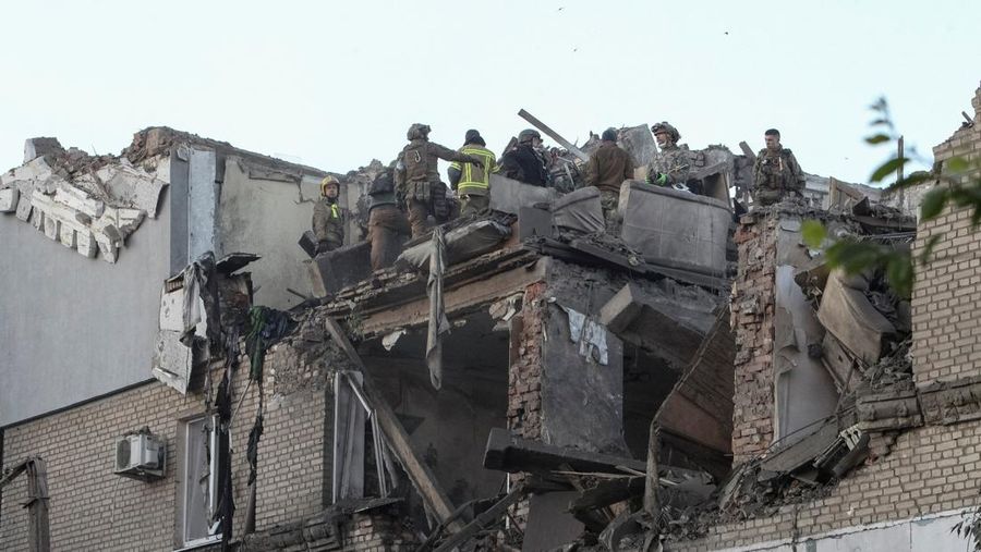 Suasana lokasi serangan pesawat tak berawak dan rudal Rusia, di tengah serangan Rusia terhadap Ukraina, di Dnipro, Ukraina, Selasa (2/6/2026). (REUTERS/Stringer)