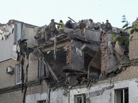 Suasana lokasi serangan pesawat tak berawak dan rudal Rusia, di tengah serangan Rusia terhadap Ukraina, di Dnipro, Ukraina, Selasa (2/6/2026). (REUTERS/Stringer)