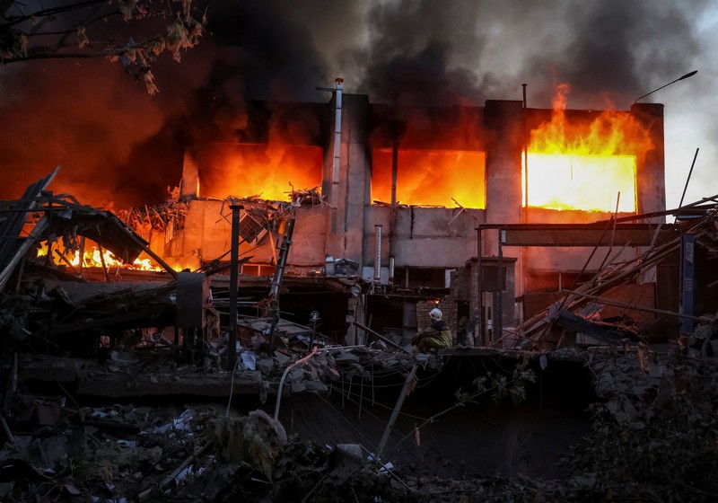 Suasana lokasi serangan pesawat tak berawak dan rudal Rusia, di tengah serangan Rusia terhadap Ukraina, di Dnipro, Ukraina, Selasa (2/6/2026). (REUTERS/Stringer)