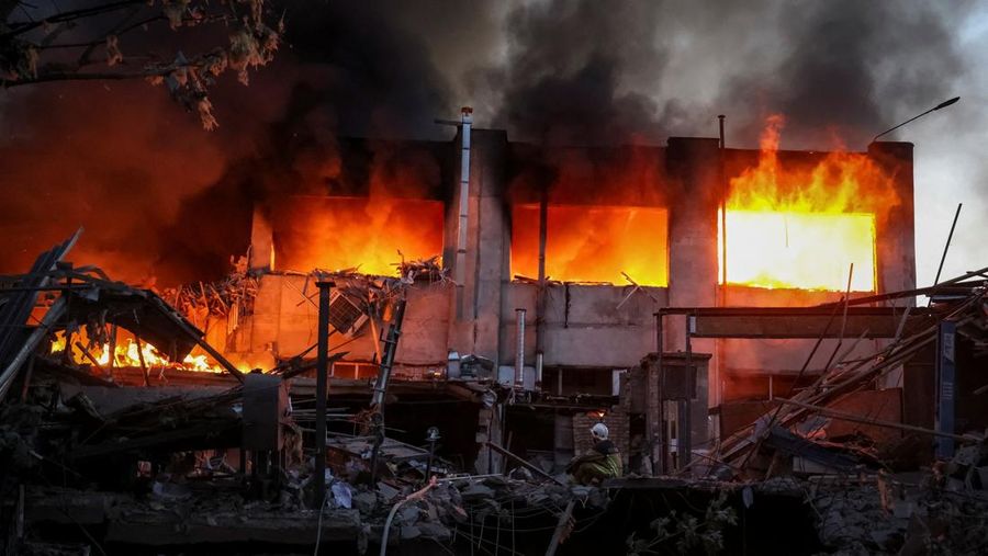 Suasana lokasi serangan pesawat tak berawak dan rudal Rusia, di tengah serangan Rusia terhadap Ukraina, di Kyiv, Ukraina, Selasa (2/6/2026). (REUTERS/Alina Smutko)