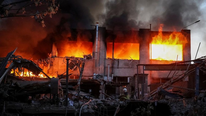 Suasana lokasi serangan pesawat tak berawak dan rudal Rusia, di tengah serangan Rusia terhadap Ukraina, di Kyiv, Ukraina, Selasa (2/6/2026). (REUTERS/Alina Smutko)