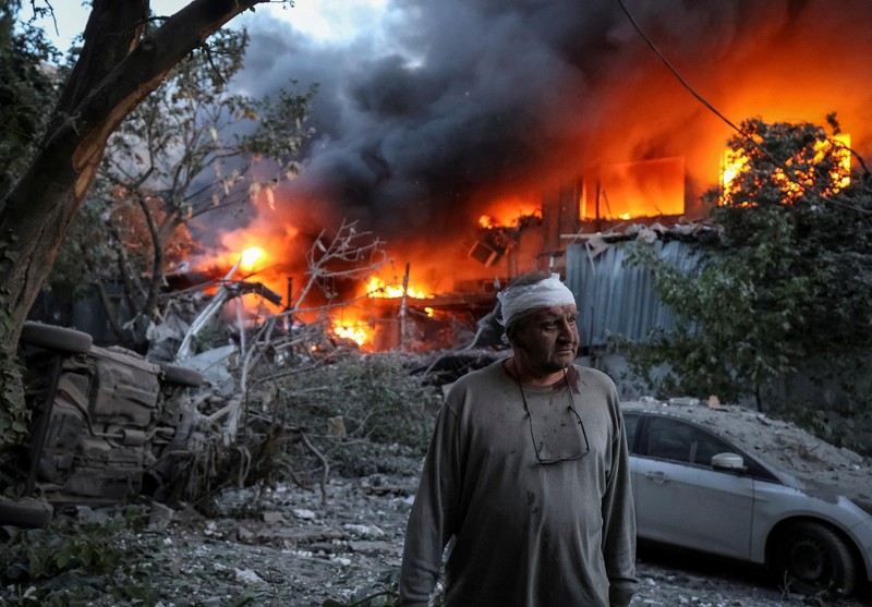 Suasana lokasi serangan pesawat tak berawak dan rudal Rusia, di tengah serangan Rusia terhadap Ukraina, di Dnipro, Ukraina, Selasa (2/6/2026). (REUTERS/Stringer)