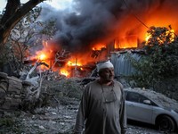Suasana lokasi serangan pesawat tak berawak dan rudal Rusia, di tengah serangan Rusia terhadap Ukraina, di Dnipro, Ukraina, Selasa (2/6/2026). (REUTERS/Stringer)