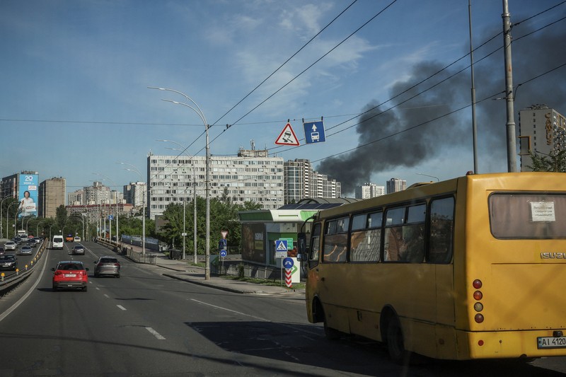 Suasana lokasi serangan pesawat tak berawak dan rudal Rusia, di tengah serangan Rusia terhadap Ukraina, di Dnipro, Ukraina, Selasa (2/6/2026). (REUTERS/Stringer)