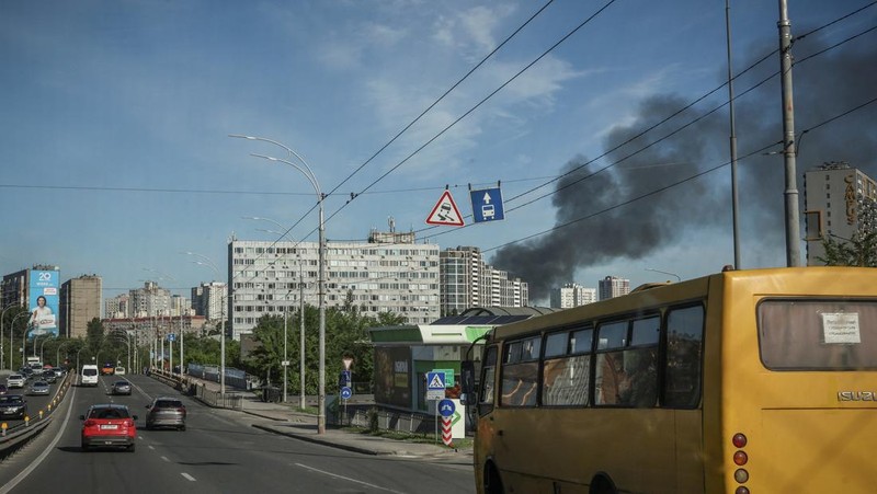 Suasana lokasi serangan pesawat tak berawak dan rudal Rusia, di tengah serangan Rusia terhadap Ukraina, di Kyiv, Ukraina, Selasa (2/6/2026). (REUTERS/Alina Smutko)