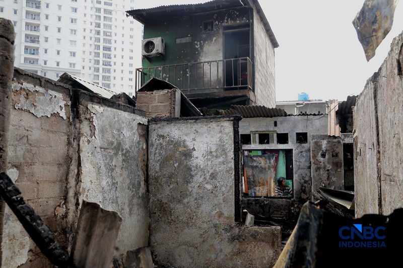 Suasana pemukiman yang hangus terbakar di dekat Pasar Jiung, Kemayoran, Jakarta Pusat, telah berhasil dipadamkan, Selasa (2/6/2026). (CNBC Indonesia/Muhammad Sabki)