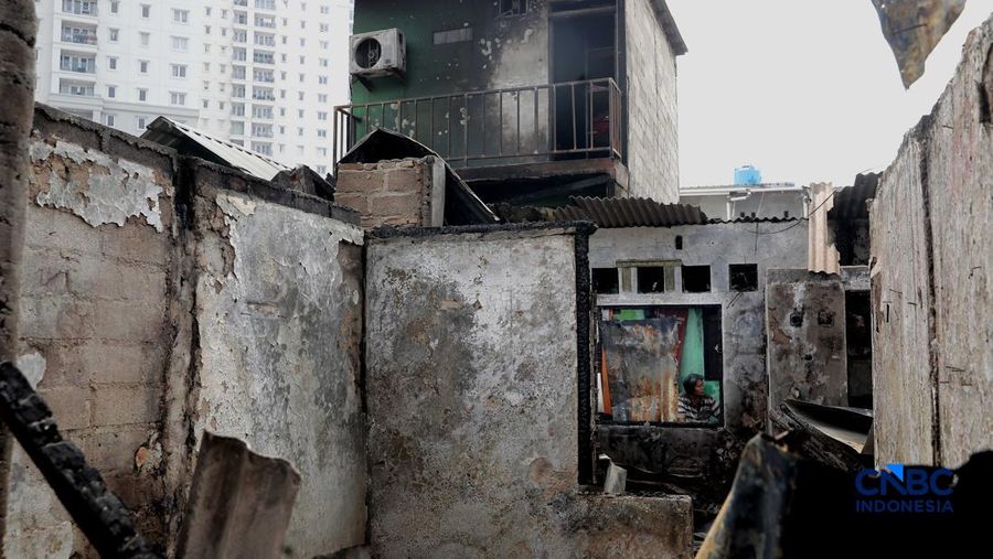 Suasana pemukiman yang hangus terbakar di dekat Pasar Jiung, Kemayoran, Jakarta Pusat, telah berhasil dipadamkan, Selasa (2/6/2026). (CNBC Indonesia/Muhammad Sabki)