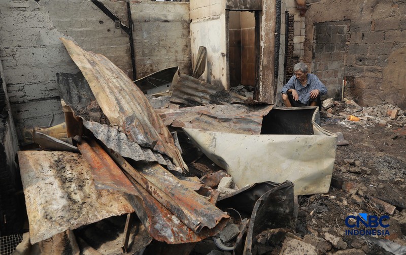 Suasana pemukiman yang hangus terbakar di dekat Pasar Jiung, Kemayoran, Jakarta Pusat, telah berhasil dipadamkan, Selasa (2/6/2026). (CNBC Indonesia/Muhammad Sabki)