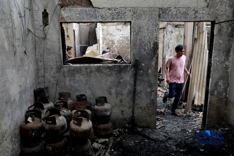Suasana pemukiman yang hangus terbakar di dekat Pasar Jiung, Kemayoran, Jakarta Pusat, telah berhasil dipadamkan, Selasa (2/6/2026). (CNBC Indonesia/Muhammad Sabki)