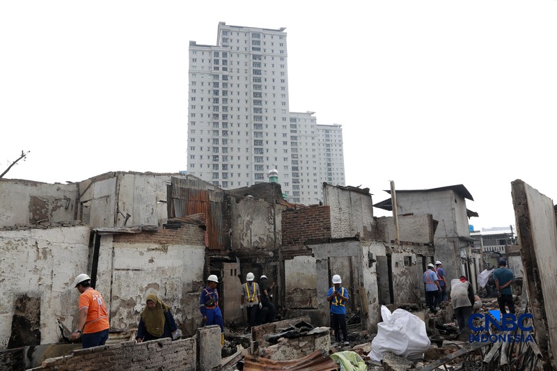 Suasana pemukiman yang hangus terbakar di dekat Pasar Jiung, Kemayoran, Jakarta Pusat, telah berhasil dipadamkan, Selasa (2/6/2026). (CNBC Indonesia/Muhammad Sabki)
