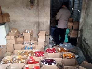 Warung Miras di Brondong Lamongan Digerebek, Ratusan Botol Disita