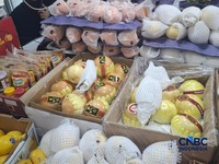 Aneka buah impor yang dijual di Pasar Senen, Jakarta Pusat pada Rabu (3/6/2026). (CNBC Indonesia/Chandra Dwi Pranata)