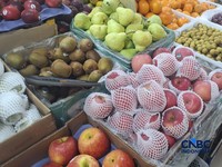 Aneka buah impor yang dijual di Pasar Senen, Jakarta Pusat pada Rabu (3/6/2026). (CNBC Indonesia/Chandra Dwi Pranata)