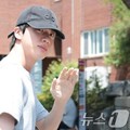 Anggota BTS, Jin, melambaikan tangan ke kamera saat berjalan memasuki tempat pemungutan suara di Hannam-dong, Distrik Yongsan, Seoul tengah. (Tangkapan layar instagram @kplaylistofficial)