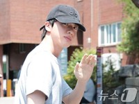 Anggota BTS, Jin, melambaikan tangan ke kamera saat berjalan memasuki tempat pemungutan suara di Hannam-dong, Distrik Yongsan, Seoul tengah. (Tangkapan layar instagram @kplaylistofficial)
