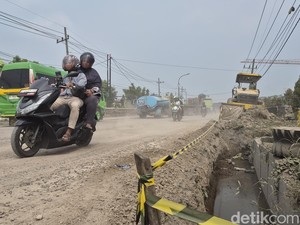 Debu Proyek Pelebaran Jalan Mojotengah Gresik Dikeluhkan Warga-Pengendara