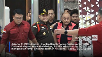 Detik-Detik Eks Bos BGN Dadan Hindayana Kenakan Rompi Pink Kejagung