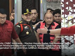 Detik-Detik Eks Bos BGN Dadan Hindayana Kenakan Rompi Pink Kejagung