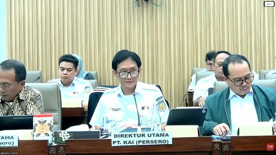 Direktur Utama PT KAI (Persero) Bobby Rasyidin (tengah) dalam Rapat Dengar Pendapat (RDP) bersama Komisi VI DPR RI di Kompleks Parlemen, Jakarta, Rabu (3/6/2026). (Tangkapan layar TVR Parlemen)