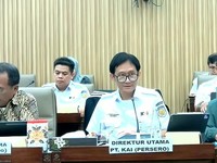 Direktur Utama PT KAI (Persero) Bobby Rasyidin (tengah) dalam Rapat Dengar Pendapat (RDP) bersama Komisi VI DPR RI di Kompleks Parlemen, Jakarta, Rabu (3/6/2026). (Tangkapan layar TVR Parlemen)