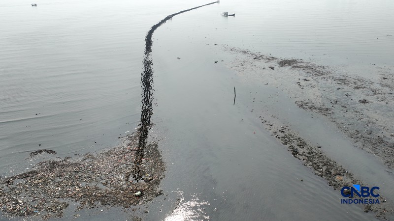 Foto udara hamparan sampah terlihat menumpuk di kawasan pesisir Muara Angke, Penjaringan, Jakarta Utara pada Rabu (3/6/2026). (CNBC Indonesia/Muhammad Sabki)
