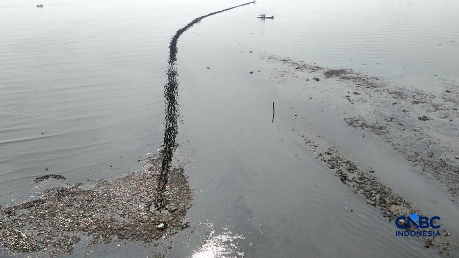 Foto udara hamparan sampah terlihat menumpuk di kawasan pesisir Muara Angke, Penjaringan, Jakarta Utara pada Rabu (3/6/2026). (CNBC Indonesia/Muhammad Sabki)