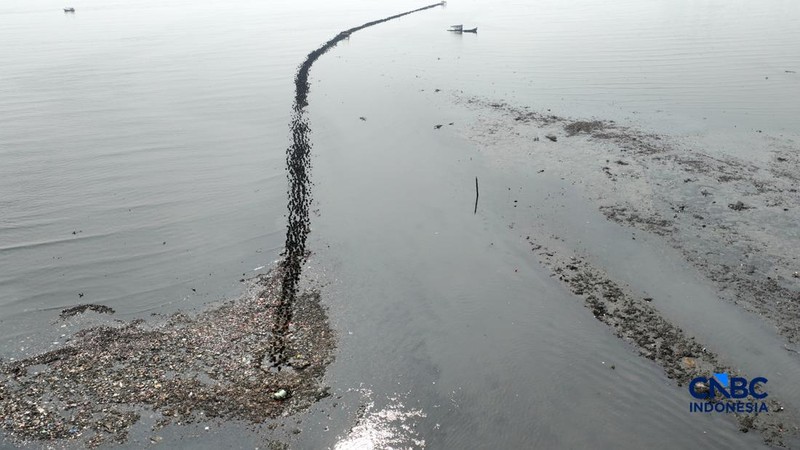 Foto udara hamparan sampah terlihat menumpuk di kawasan pesisir Muara Angke, Penjaringan, Jakarta Utara pada Rabu (3/6/2026). (CNBC Indonesia/Muhammad Sabki)