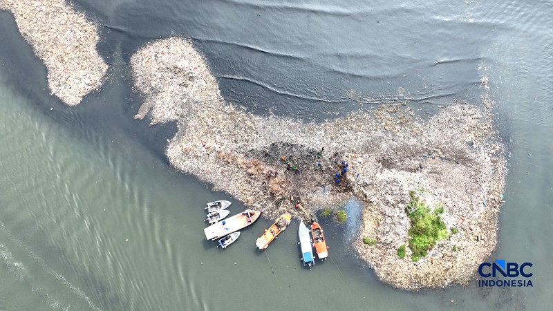 Foto udara hamparan sampah terlihat menumpuk di kawasan pesisir Muara Angke, Penjaringan, Jakarta Utara pada Rabu (3/6/2026). (CNBC Indonesia/Muhammad Sabki)