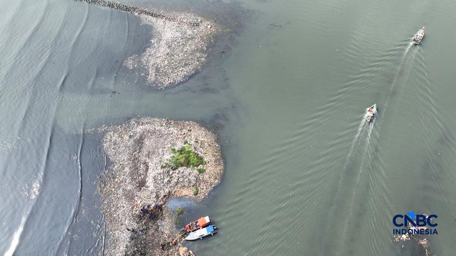 Foto udara hamparan sampah terlihat menumpuk di kawasan pesisir Muara Angke, Penjaringan, Jakarta Utara pada Rabu (3/6/2026). (CNBC Indonesia/Muhammad Sabki)