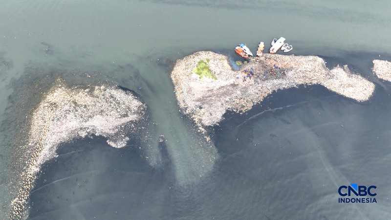 Foto udara hamparan sampah terlihat menumpuk di kawasan pesisir Muara Angke, Penjaringan, Jakarta Utara pada Rabu (3/6/2026). (CNBC Indonesia/Muhammad Sabki)