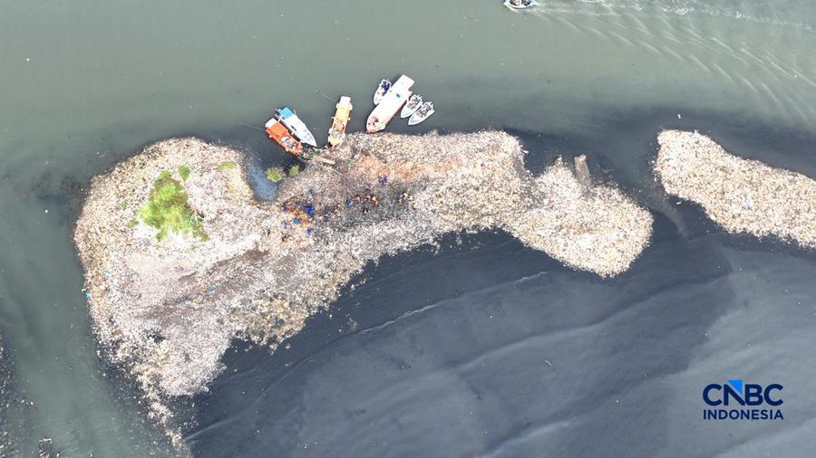 Foto udara hamparan sampah terlihat menumpuk di kawasan pesisir Muara Angke, Penjaringan, Jakarta Utara pada Rabu (3/6/2026). (CNBC Indonesia/Muhammad Sabki)