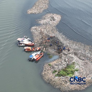 Foto udara hamparan sampah terlihat menumpuk di kawasan pesisir Muara Angke, Penjaringan, Jakarta Utara pada Rabu (3/6/2026). (CNBC Indonesia/Muhammad Sabki)