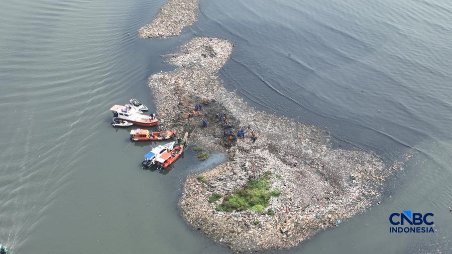 Foto udara hamparan sampah terlihat menumpuk di kawasan pesisir Muara Angke, Penjaringan, Jakarta Utara pada Rabu (3/6/2026). (CNBC Indonesia/Muhammad Sabki)