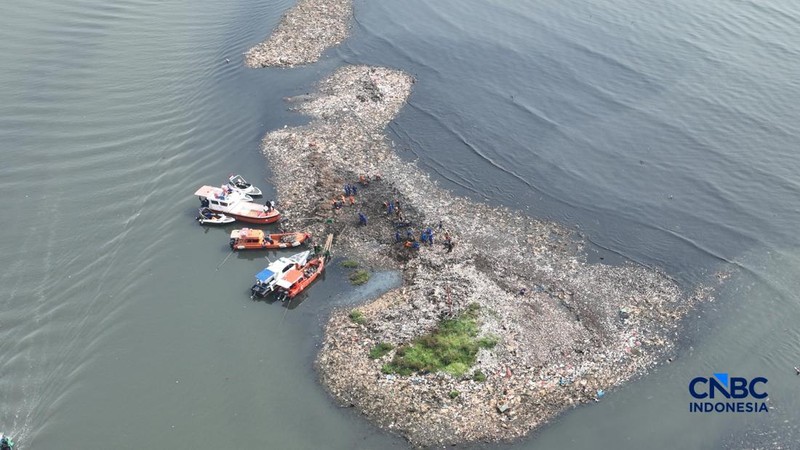 Foto udara hamparan sampah terlihat menumpuk di kawasan pesisir Muara Angke, Penjaringan, Jakarta Utara pada Rabu (3/6/2026). (CNBC Indonesia/Muhammad Sabki)