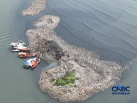 Foto udara hamparan sampah terlihat menumpuk di kawasan pesisir Muara Angke, Penjaringan, Jakarta Utara pada Rabu (3/6/2026). (CNBC Indonesia/Muhammad Sabki)